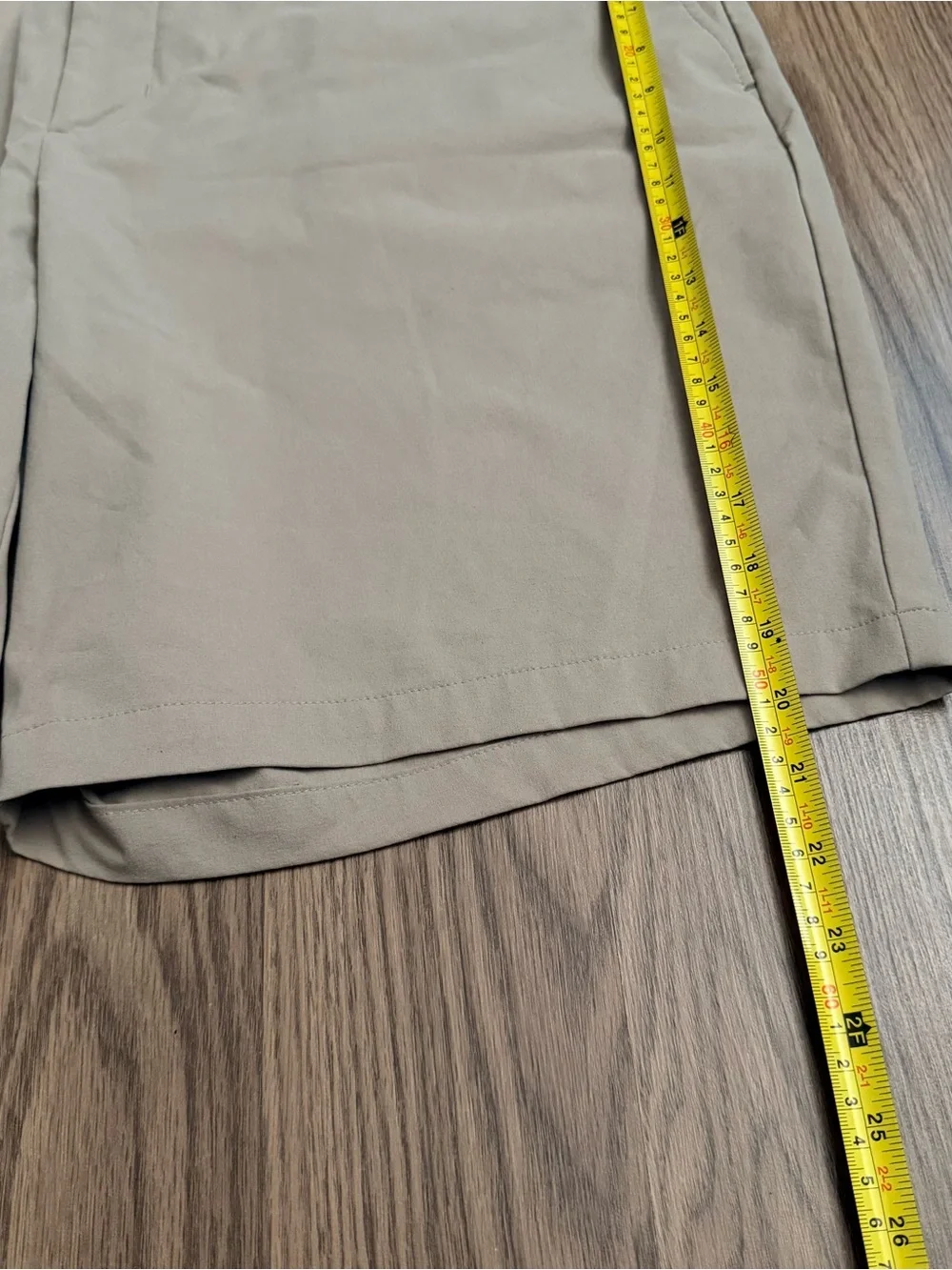 Tommy Bahama Men’s Beige Solid 5 pockets Chino Flat Front Shorts 9 Inch Inseam